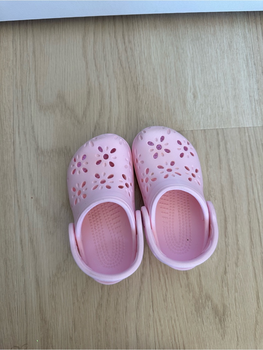 CROCS Kids Light Pink Floral Cutout Clogs